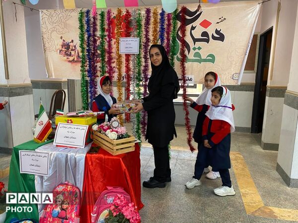 جشن عاطفه‌ها در دبستان رضوان؛ مهربانی دانش‌آموزان برای لبخند همکلاسی‌ها