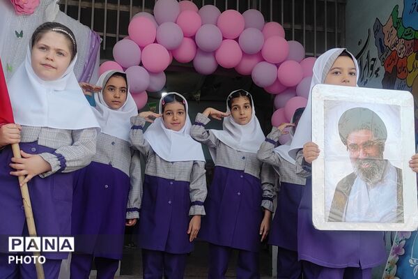 شروع سال تحصیلی با یاد شهیدان، دبستان فرزانگان شهرستان رباط‌کریم
