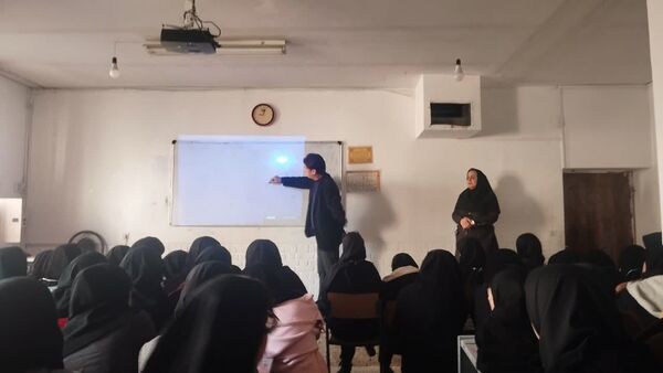 جلسه هدایت تحصیلی در دبیرستان صدیقه ناحیه هفت مشهد 