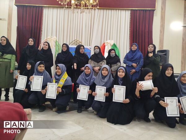 مراسم تقدیر و تشکر از دانش آموزان برتر درسی، اخلاقی و نماز جماعت در دبیرستان دخترانه دانشور 2 