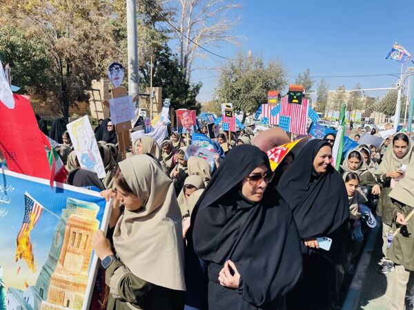 حضور پرشور دانش آموزان مدارس شهرستان خاتم در راهپیمایی ۱۳ آبان 