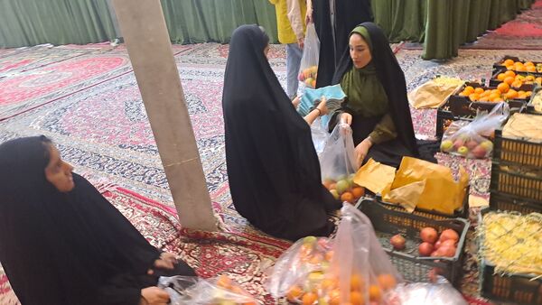 توزیع ۱۳۰ بسته یلدایی به همت خیران و معتمدان شهر بین نیازمندان