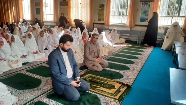 نماز جماعت در دبستان شهید رجبی۲ با حضور مسئولان اداره آموزش و پرورش ناحیه 6