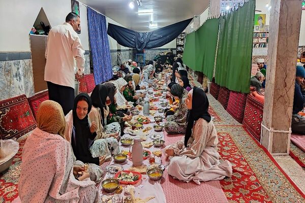 اعتکاف دانش‌آموزی در مسجد جامع شهر بار نیشابور 