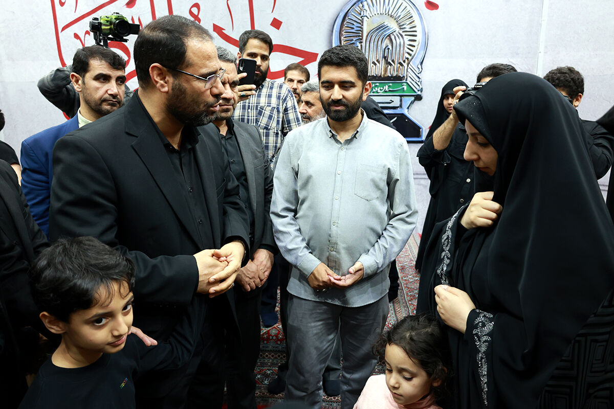 مراسم بزرگداشت شهیدان خدمت در دبیرستان متوسطه دوم امام صادق(ع)