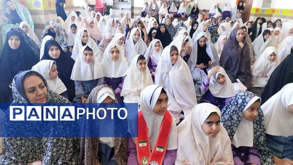 نماز مادر و دختری به مناسبت روز دانش‌آموز در دبستان دخترانه اندیشه