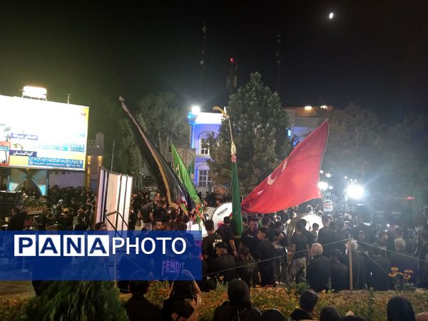 مراسم عزاداری شب عاشورا در خیابان‌های نیشابور 