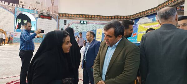 برپایی میز خدمت ادارات در مصلای نماز جمعه شهرستان محمودآباد