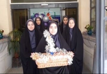 جشن ورودی‌های جدید متوسطه دوم همزمان با هفته دفاع مقدس در دبیرستان دخترانه فرقدانی