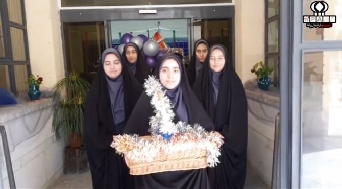 جشن ورودی‌های جدید متوسطه دوم همزمان با هفته دفاع مقدس در دبیرستان دخترانه فرقدانی
