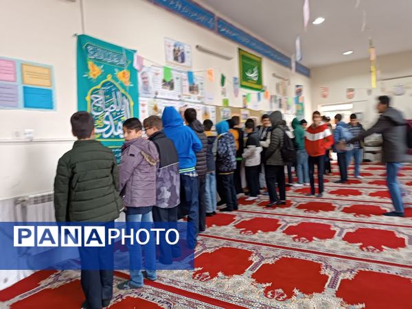 برپایی نمایشگاه مدرسه انقلاب در دبیرستان شهید رجایی