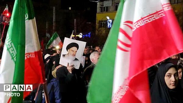  حضور پرشور مردم و مسئولان کرج در سی‌ودومین اجتماع و راهپیمایی شبانه 