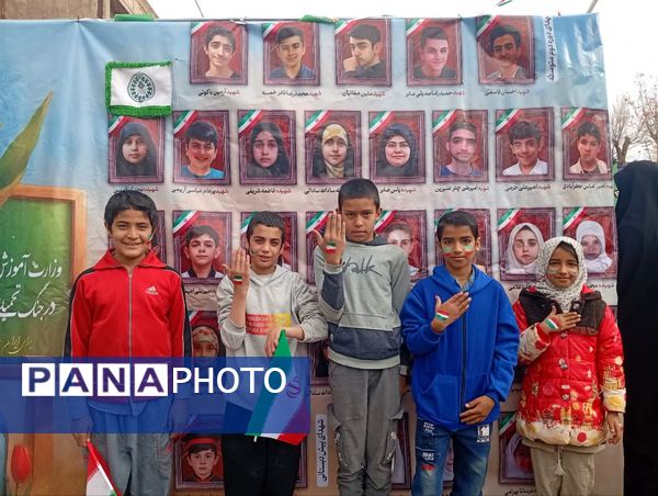 جلوه‌هایی از حضور پرشور دهه نودی‌ها در راهپیمایی ۲۲ بهمن در یزد