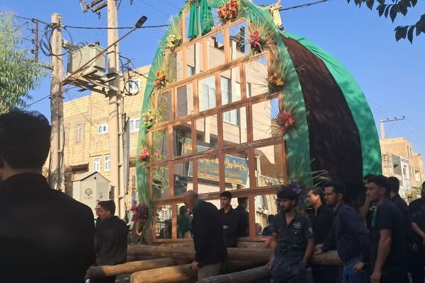 نخل برداری و علم گردانی در روز عاشورا - یزد