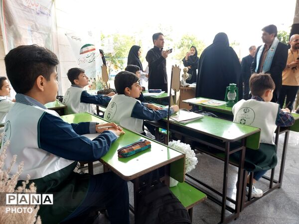 کاشت نهال به یاد دانش آموزان شهید میناب در دبستان آرمینه مصلی نژاد