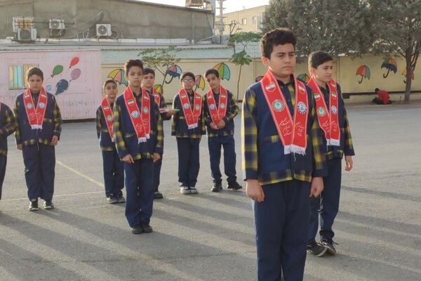 دانش‌آموزان دبستان معمارزاده در سیزده آبان