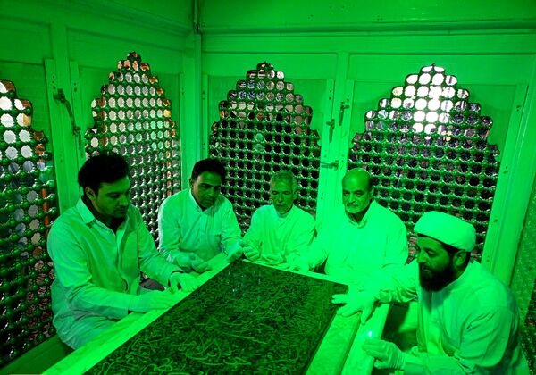 غبارروبی مزار امامزاده سید حمزه کاشمر