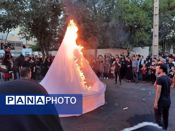 عشاق دلسوخته سیدالشهدا شام غریبان را با آتش زدن خیمه‌‌ها به پایان رساندند