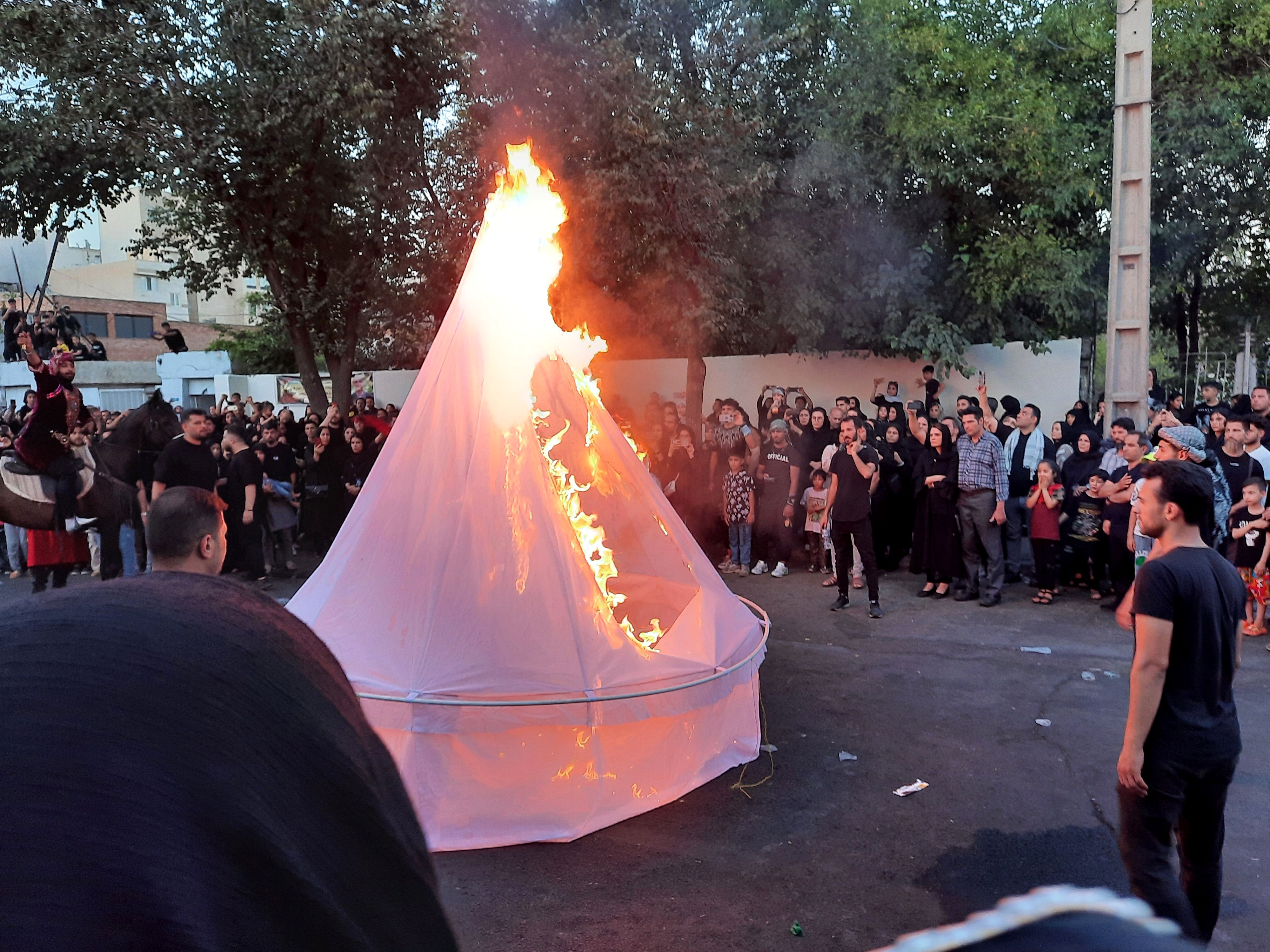 عشاق دلسوخته سیدالشهدا شام غریبان را با آتش زدن خیمه‌‌ها به پایان رساندند