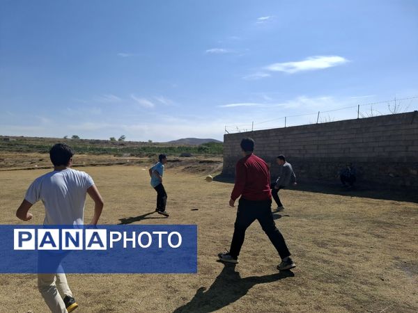 قابی صمیمی از مهرورزی و همکاری دانش‌آموزان در دل طبیعت آیواز 