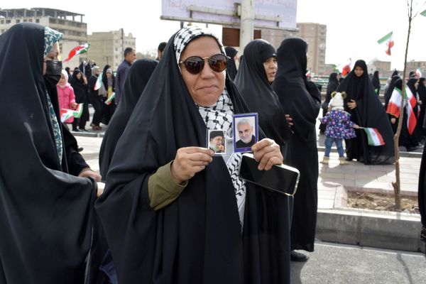 حماسه دانش‌آموزان اسلامشهر در ۲۲بهمن