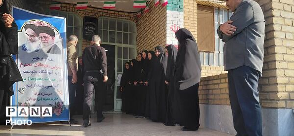 تقدیر از برگزیدگان کشوری جشنواره نوجوان خوارزمی در دبیرستان حضرت معصومه(س) شهر جعفریه
