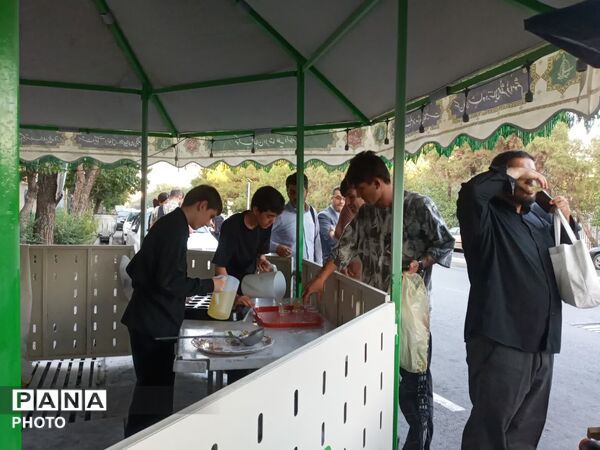 ایستگاه صلواتی دهه اول ماه صفر در مقابل فاطمیه تهران به همت نوجوانان آرمانی برپا شد