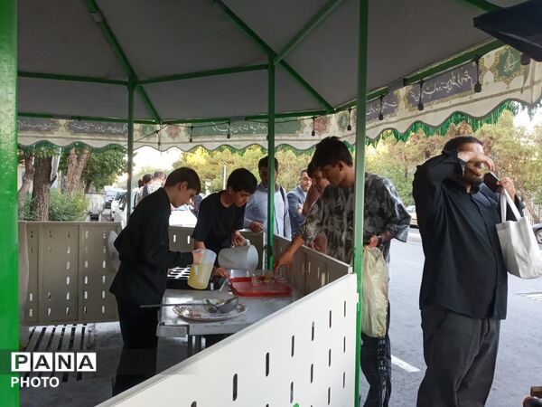 ایستگاه صلواتی دهه اول ماه صفر در مقابل فاطمیه تهران به همت نوجوانان آرمانی برپا شد