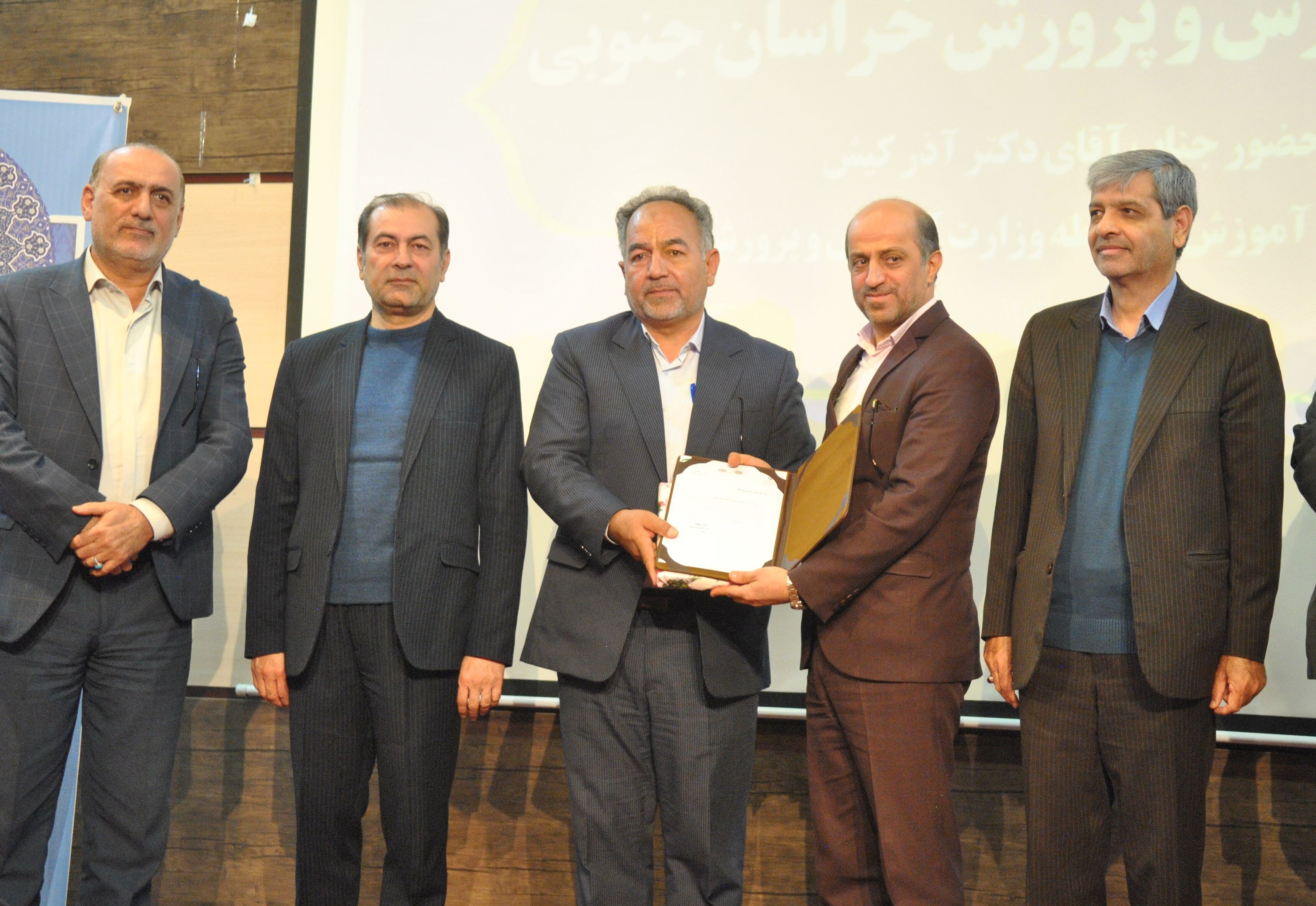 نابرابری‌های آموزشی را با کمک مردم می‌توان جبران کرد