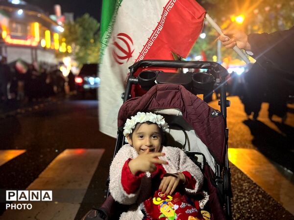 حضور کودکان انقلابی کرج در راهپیمایی‌های شبانه