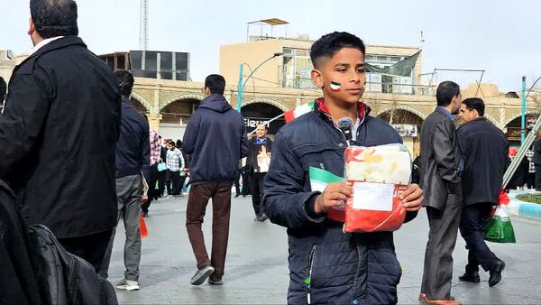 پیر و جوان، زن و مرد، همه آمدند