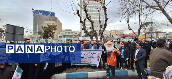 حضور گسترده و منسجم دانش آموزان و فرهنگیان منطقه ۱۰ در راهپیمایی ۲۲ بهمن ماه