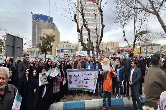 حضور گسترده و منسجم دانش آموزان و فرهنگیان منطقه ۱۰ در راهپیمایی ۲۲ بهمن ماه