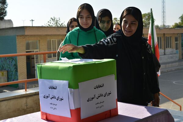 تجربه تمرین دموکراسی دانش‌آموزان مدرسه حکمت در انتخابات شورای دانش‌آموزی