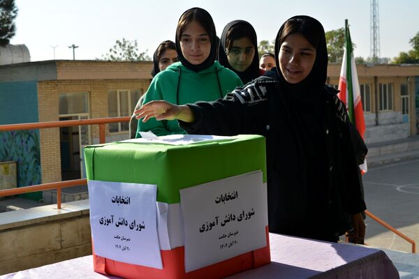 تجربه تمرین دموکراسی دانش‌آموزان مدرسه حکمت در انتخابات شورای دانش‌آموزی