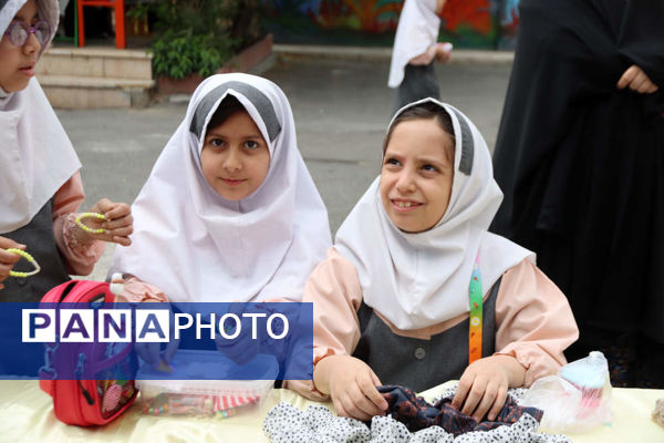 بازدید مدیر آموزش و پرورش اسلامشهر از بازارچه خیریه دبستان شاهد فاطمه زهرا(س)