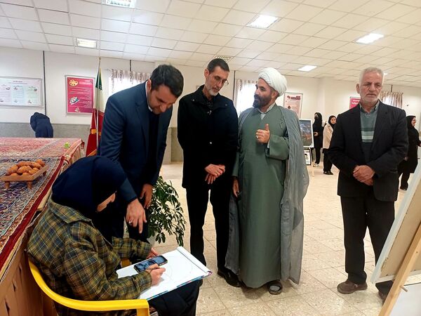 بازدید مسئولان و دانش‌آموزان از نمایشگاه دستاوردهای هنرستان بنت‌الهدی صدر