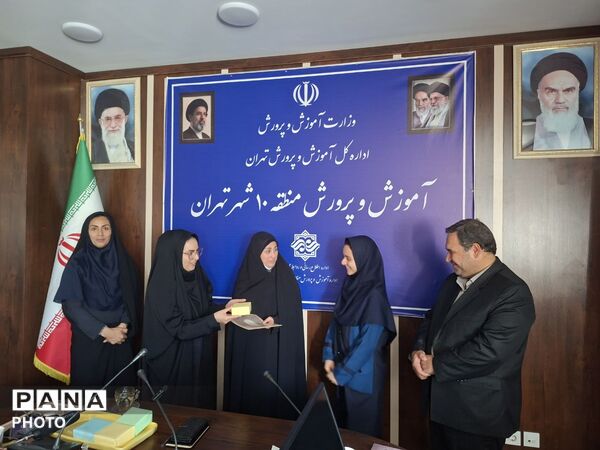 آیین تقدیر از دانش آموز خبرنگاران منطقه ۱۰ تهران 