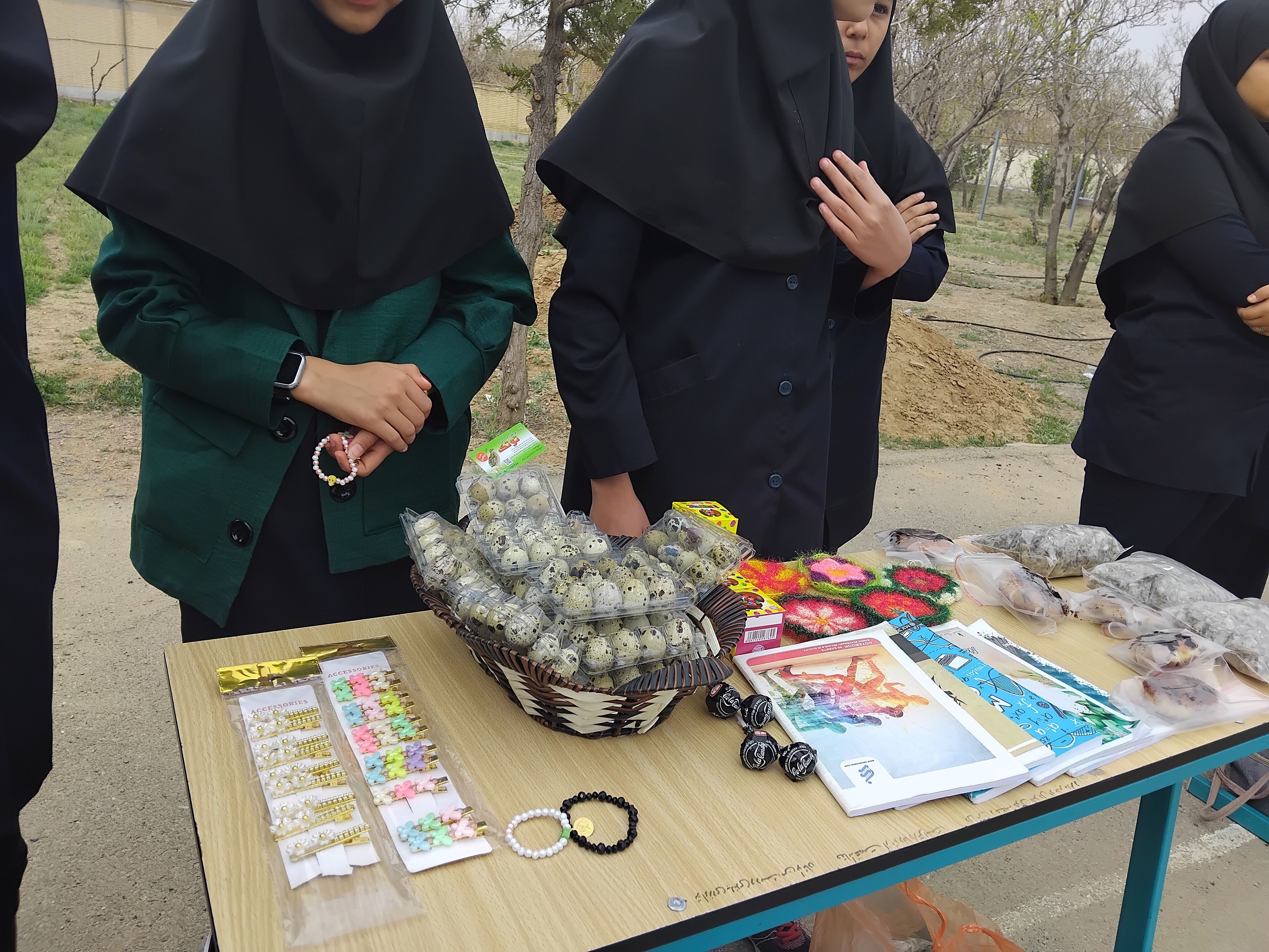 بازارچه‌ کسب‌و‌کار دانش‌آموزی در مدرسه‌ حضرت خدیجه(س) شهر وردنجان
