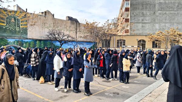 آغاز جشن‌های انقلابی مدرسه توسط پیشتازان 