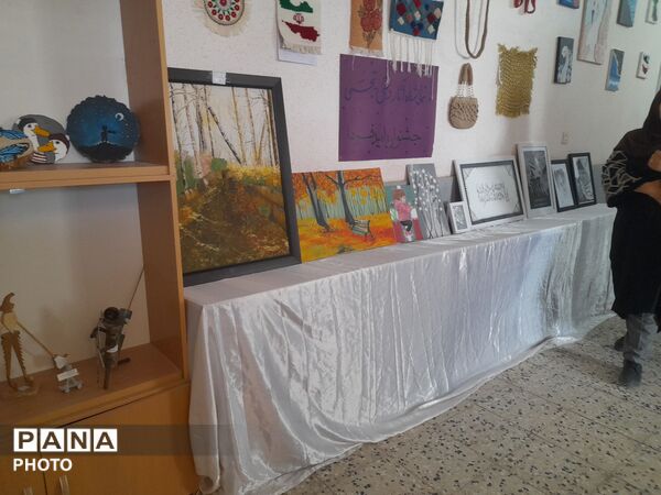 بازدید دانش آموزان  آموزشگاه تکتم از نمایشگاه کانون امام خمینی (ره) 