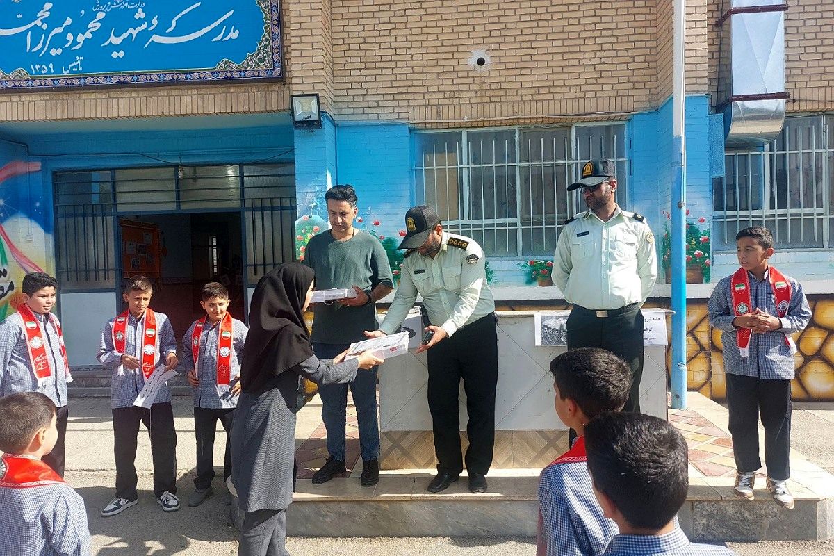 گرامیداشت هفته فراجا در مدارس منطقه کهریزک 