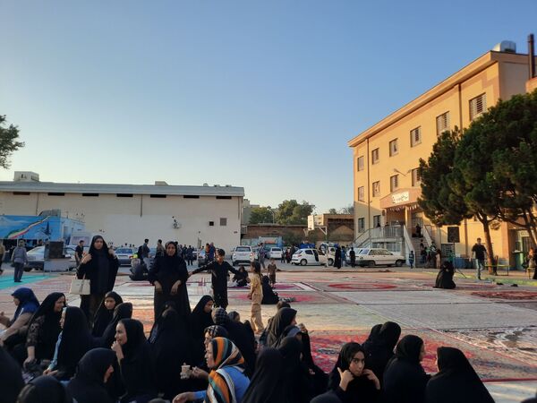 زائران پیاده شهرستان فردوس در دبیرستان شاهد مهدی حکمت