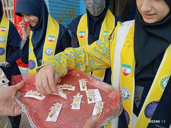 جشن تقدیر پیشتازان برگزیده پویش بوسه بر دستان مادر در دبیرستان دخترانه انقلاب اسلامی 