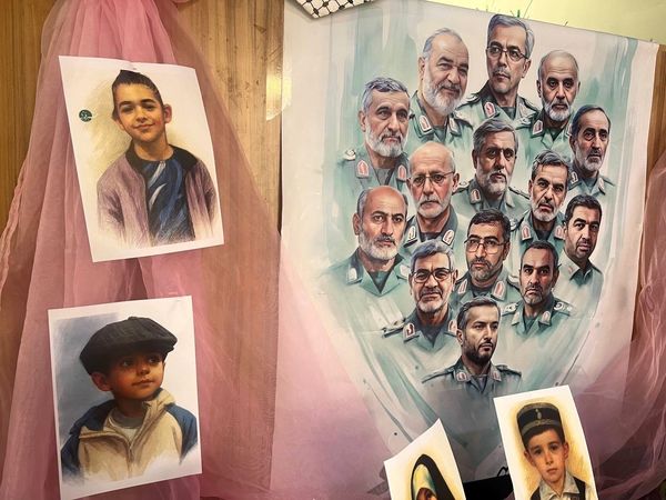 یادبود شهادت دانش‌آموزان شهید جنگ تحمیلی ۱۲ روزه در دبستان المهدی ناحیه 2 کرج 