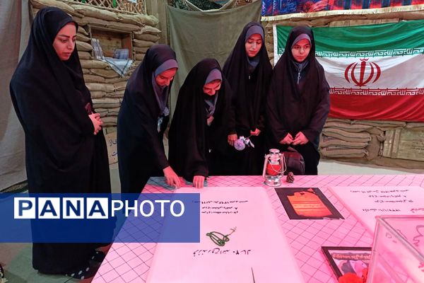 ادای احترام دانش‌آموزان دبیرستان هدی به مقام شامخ شهدا در یادواره محلی