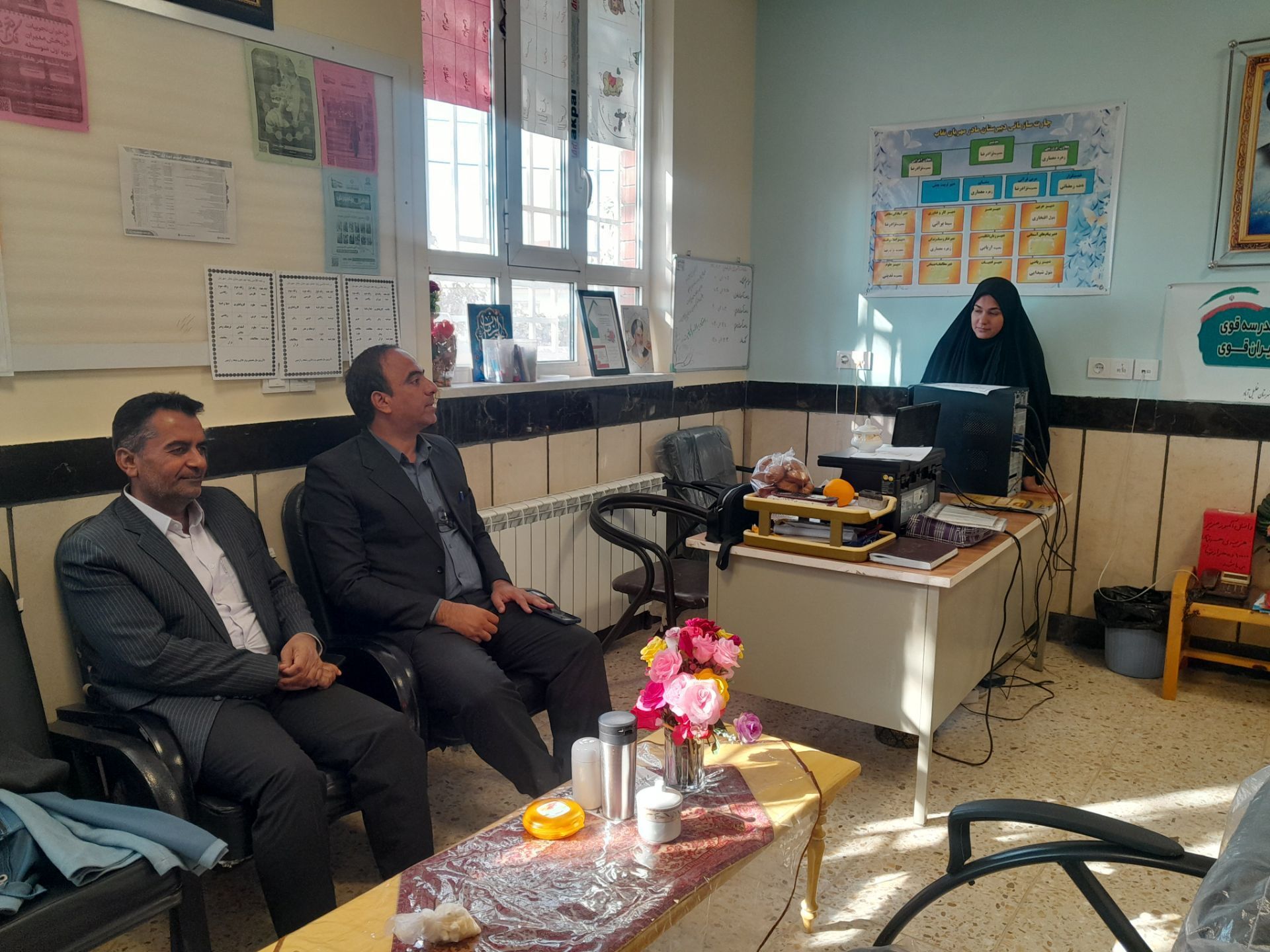 بازدید مسئولین اداره آموزش و پرورش از دبیرستان مادرمهربان خلیل آباد