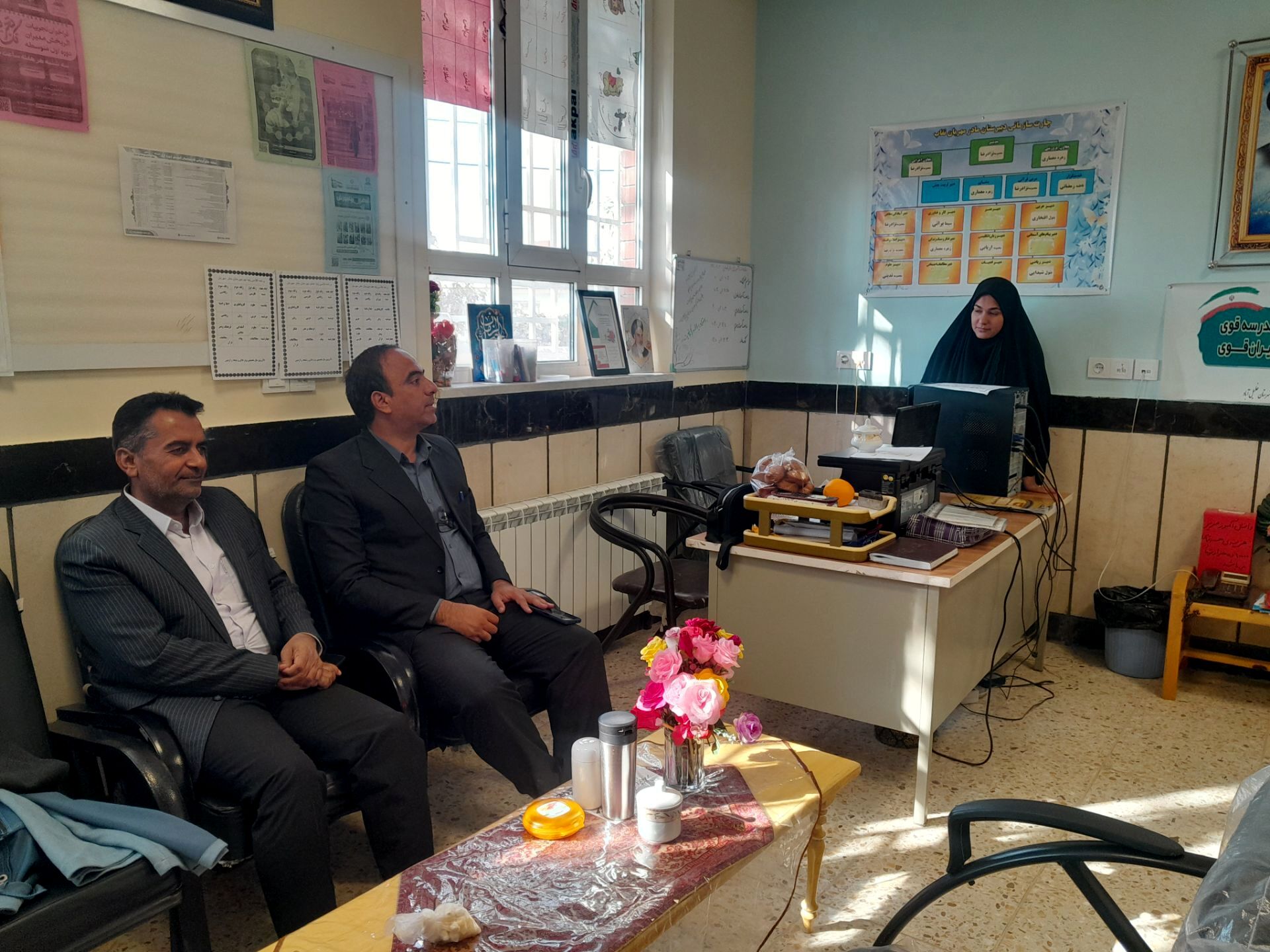 بازدید مسئولین اداره آموزش و پرورش از دبیرستان مادرمهربان خلیل آباد
