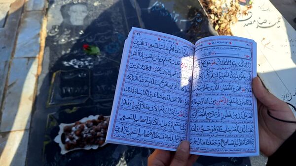 ادای احترام دانش‌آموزان میبدی به شهدای جنگ تحمیلی 