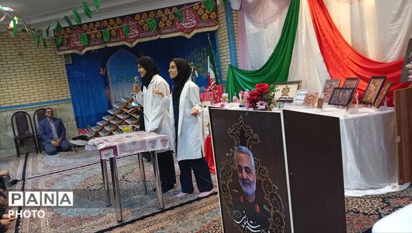 نمایشگاه خلاقیت های دانش آموزی در دبیرستان نفیسه فاضلی قم